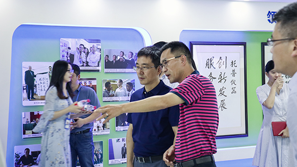 陈董事长向赵部长介绍了托普云农的公司概况以及公司发展历程