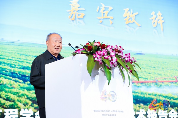 农业部原常务副部长、中国农业工程学会第五届理事长刘成果