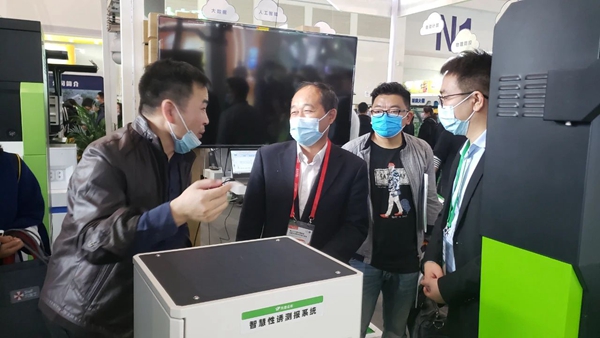 陕西省植物保护工作总站范东晟站长（左二）深入了解智能测报装备