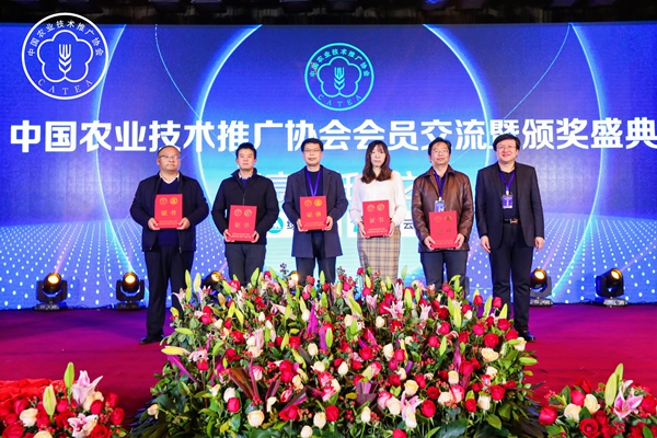 牛伯涛副会长为第九届中国农业推广征文获奖者颁发证书