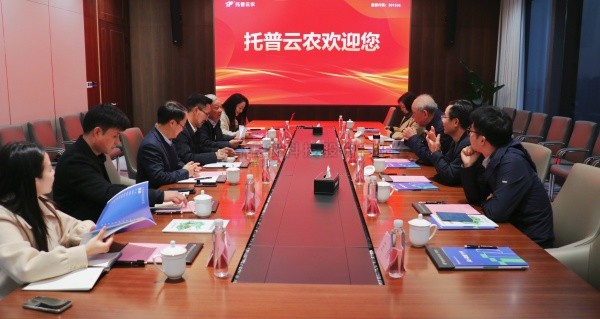 周国富率浙江大学校友代表团考察托普云农