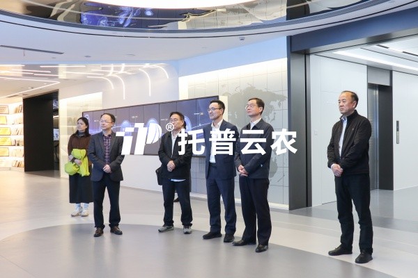 中国农业技术推广协会会长谢建华一行莅临托普云农调研