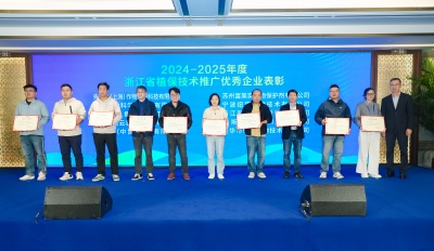 1762506144196383.jpg 4.表彰领奖照片_副本.jpg